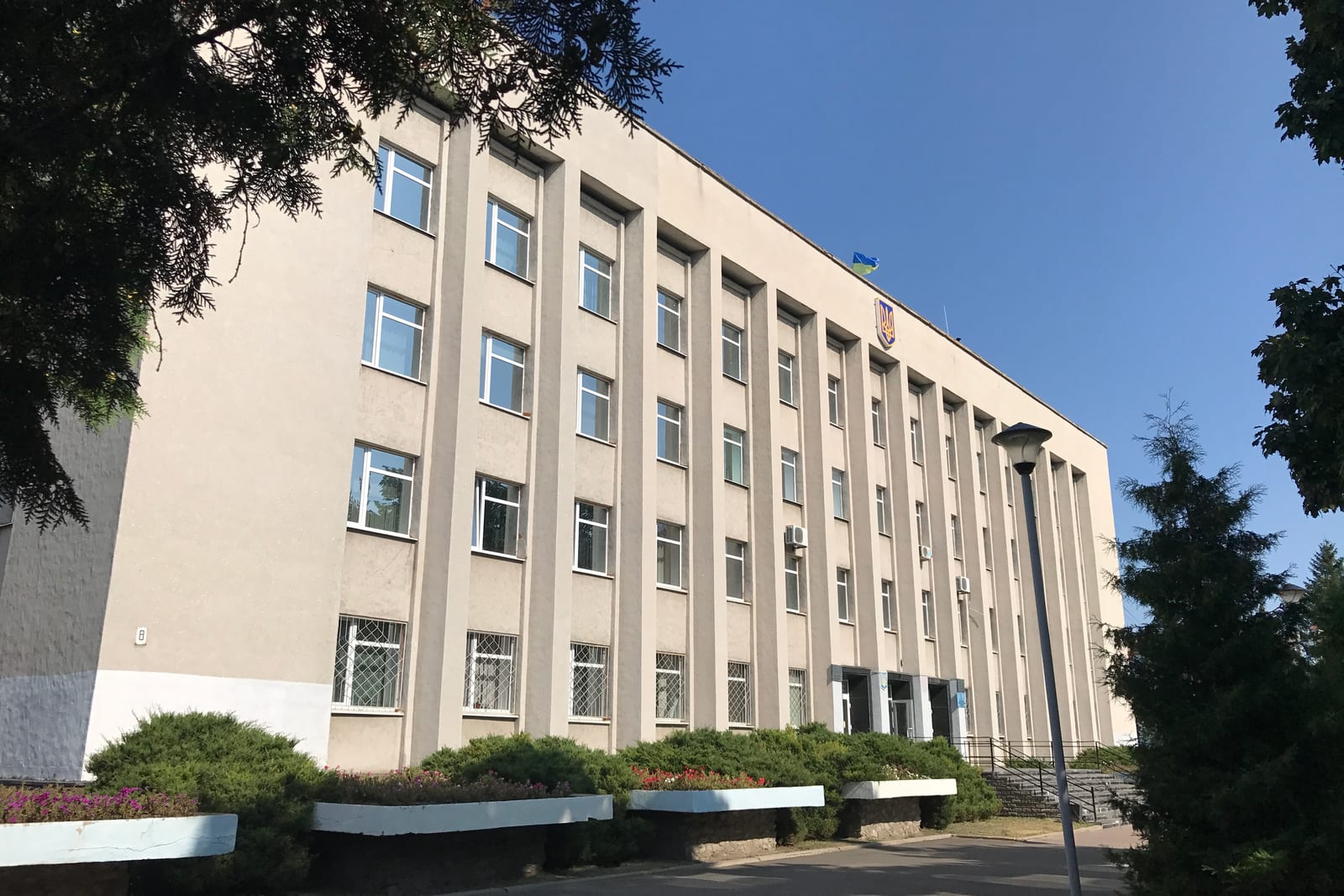 Будівля Конотопської міської ради з прапором України