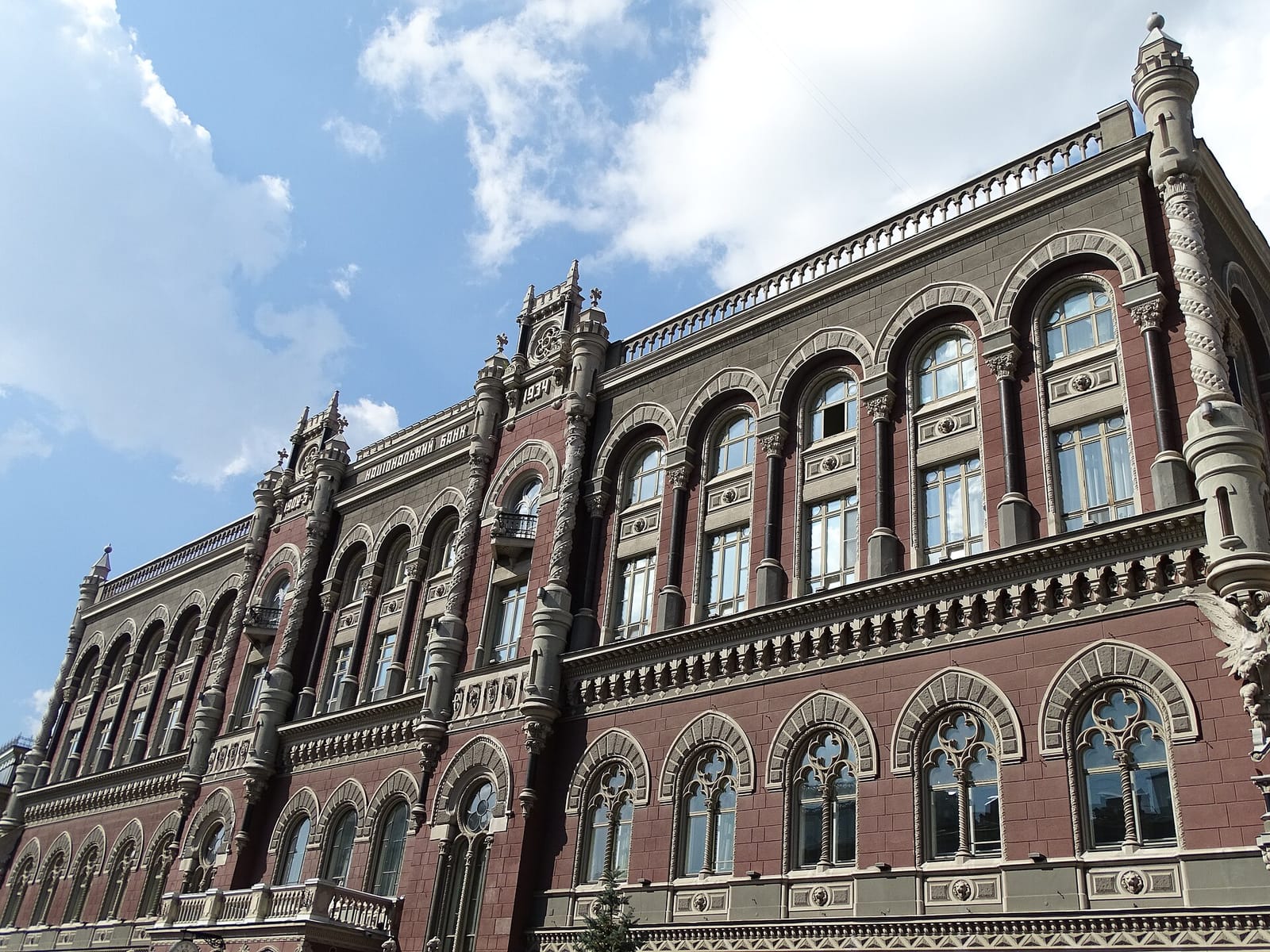 Фасад будівлі Національного банку України в Києві