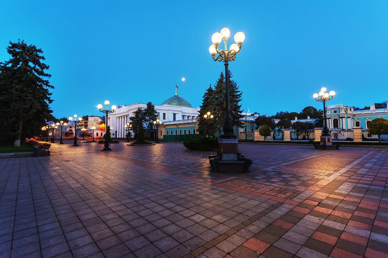 Будівля Верховної Ради України ввечері