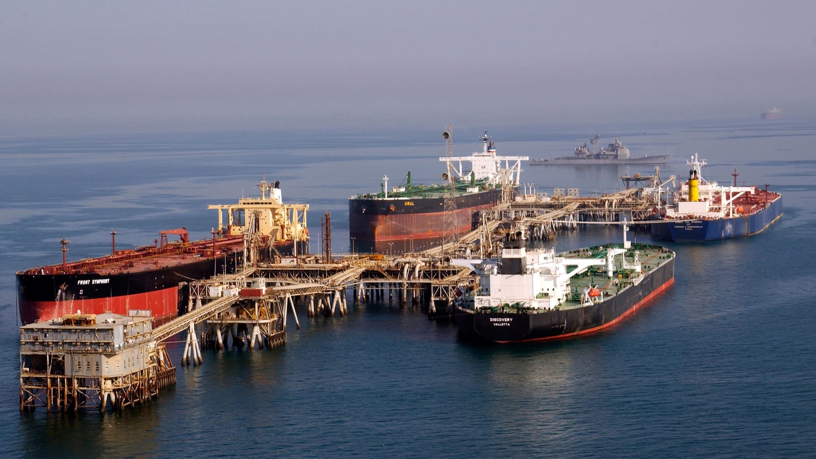Кілька великих нафтових танкерів біля причалів морського нафтового терміналу в Перській затоці